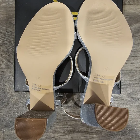 Lulu's Tatiyany silver glitter heels size 7 1/2 - Picture 3 of 6